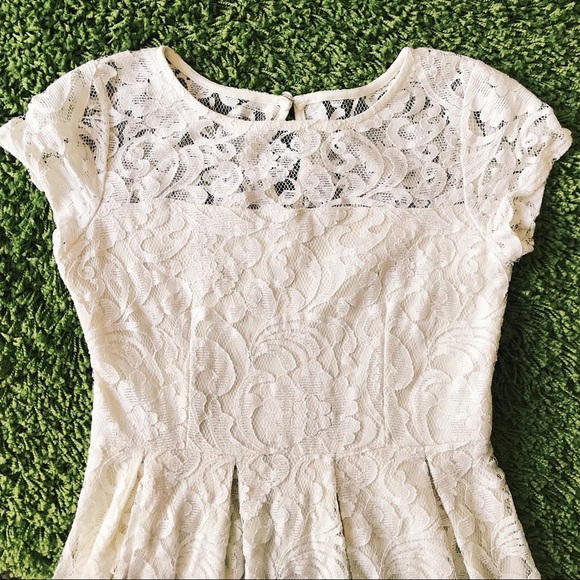 Modcloth Dresses & Skirts - ModCloth Yellow Star ivory lace dress